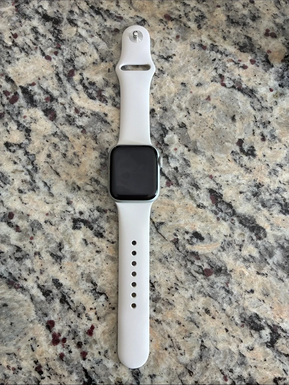 2nd Generation 40 mm Apple Watch SE w/Silicone-Band and Charger